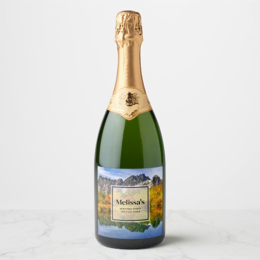 Schilderachtig Landschap Bos en Bergen Verjaardag Sparkling Wijnetiket (Voorkant)