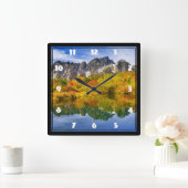 Schilderachtig landschap bos en bergen vierkante klok (Huis)