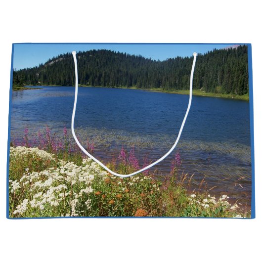 Schilderachtig meer met wilde bloemen groot cadeauzakje (Voorkant)