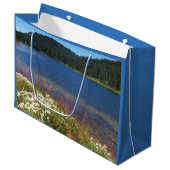 Schilderachtig meer met wilde bloemen groot cadeauzakje (Voorkant Gekanteld)
