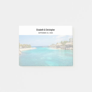 Schilderachtig tropisch strand met een gevlekte hu post-it® notes