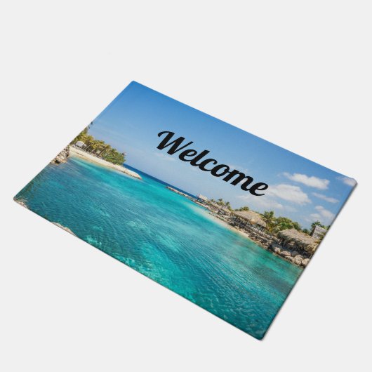 Schilderachtig tropisch strand met rieten hutten W Deurmat