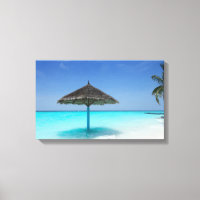 Schilderachtig Tropisch strand met Thatched Umbrel