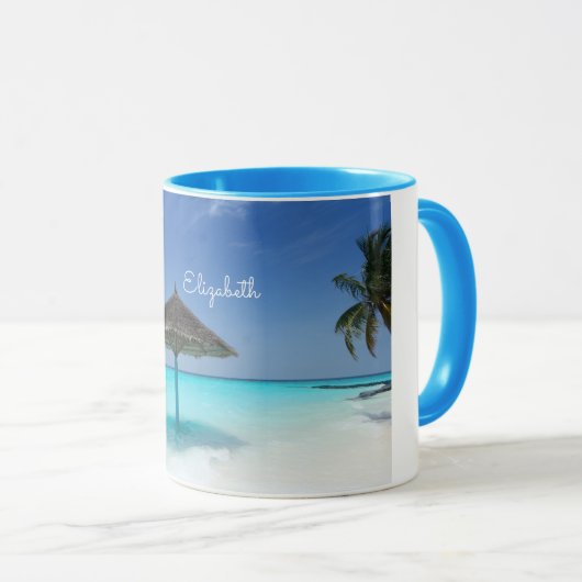 Schilderachtig Tropisch strand met Thatched Umbrel Mok (Voorkant rechts)