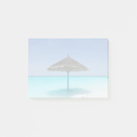 Schilderachtig Tropisch strand met Thatched Umbrel Post-it® Notes (Voorkant)