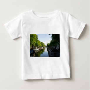 Schilderachtige Amsterdamse gracht en woonboten fo