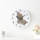 Schilderd metaal dat zich op haar handen drukt grote klok (Huis)