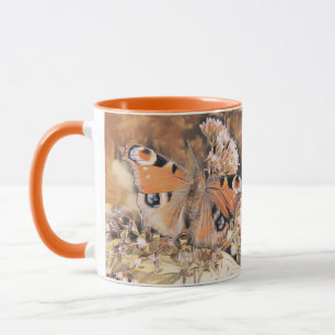 Schilderen van een oranje en zwarte vlinder op de mok