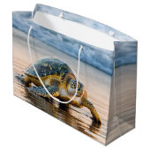 Schildpad wandelen op nat strandzand groot cadeauzakje (Achterkant Gekanteld)