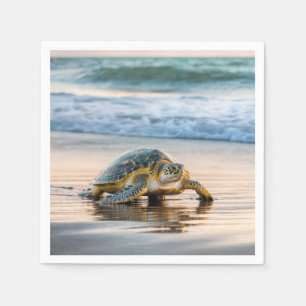 Schildpad wandelen op nat strandzand servet