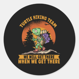 Schildpad Wandelteam. Funny Hiker Ronde Sticker