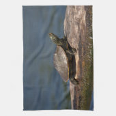 Schildschildpad op een logboek theedoek (Verticaal)