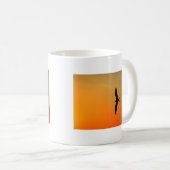 Schimmelkolibrie die oranje zonsondergang vliegt koffiemok (Voorkant rechts)