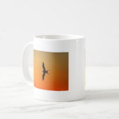 Schimmelkolibrie die oranje zonsondergang vliegt koffiemok (Voorkant links)