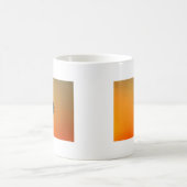 Schimmelkolibrie die oranje zonsondergang vliegt koffiemok (Center)