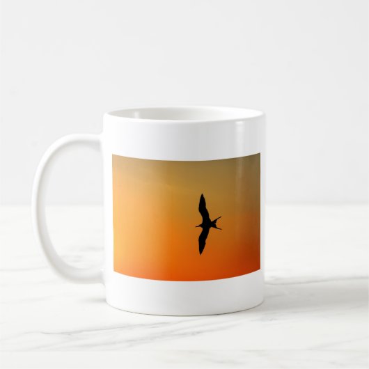 Schimmelkolibrie die oranje zonsondergang vliegt koffiemok (Links)