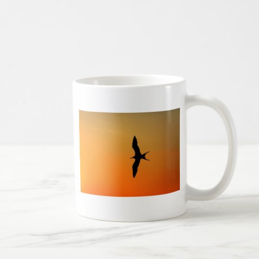 Schimmelkolibrie die oranje zonsondergang vliegt koffiemok (Rechts)