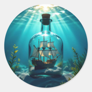 Schip in een fles in de oceaan ronde sticker