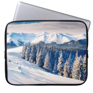 Schitterend winterlandschap met sneeuwbedekte bome laptop sleeve
