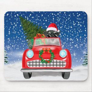 Schnauzer-hond rijdt auto in sneeuw met Kerstmis Muismat