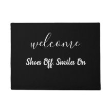 Schoenen uit, glimlacht aan