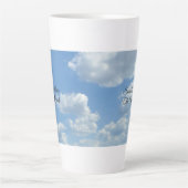 Schommel boven de Clouds Latte Coffee Mok (Voorkant)