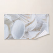 Schone witte zeeschelpen schoonheid in Natuur Bad Handdoek (Handdoek)