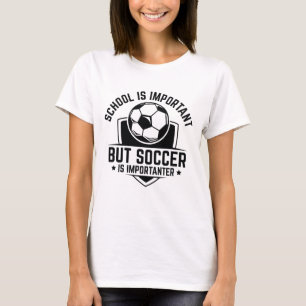 School is belangrijk, maar voetbal is belangrijk t-shirt