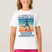 School is belangrijk, maar voetbal is belangrijk t-shirt (Voorkant)