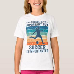 School is belangrijk, maar voetbal is belangrijk t-shirt