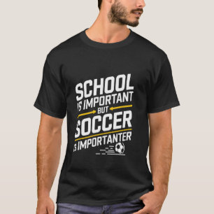 School is Belangrijk Maar Voetbal is Belangrijker  T-shirt
