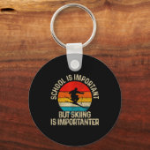 School Is Imrtant But Skiing Is Imrtanter Ski Funn Sleutelhanger (Voorkant)