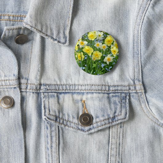 Schoongele daffodiltuin ronde button 5,7 cm (In situ)