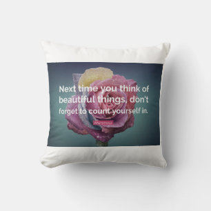 Schoonheid zit in kleine dingen Roze Quote Kussen