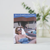 schoonheidszondbader in een blauw zwempak uitnodiging briefkaart (Staand voorkant)