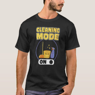 Schoonmaakmodus op huishouden en huishoudster t-shirt