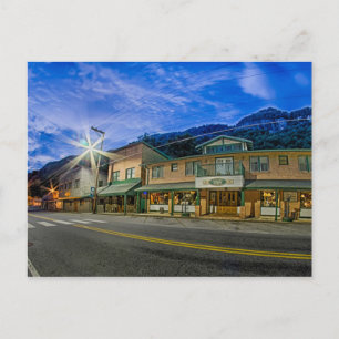 Schoorsteenrots kleine stad in de buurt van Lake L Briefkaart