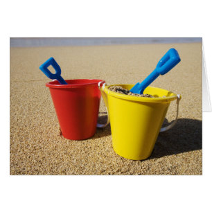 Schoppen en spijkers op zandstrand