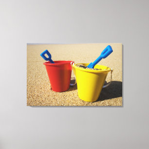 Schoppen en spijkers op zandstrand canvas afdruk