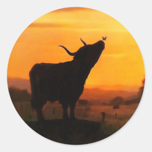 Schotse Hooglander Koe of Kalf en Vlinder Zonsonde Ronde Sticker