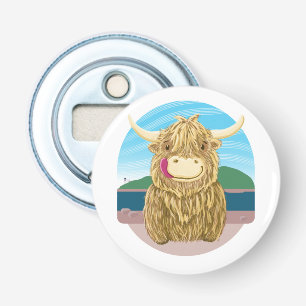 Schotse hooglandkoe , die op het strand hangt button flesopener