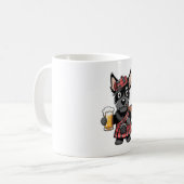 Schotse Terriër in Tartan Kilt met bier en pijp Koffiemok (Voorkant links)