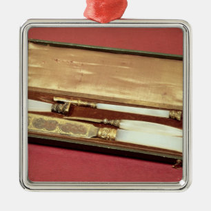 Schrijfset gegeven aan zijn vrouw, Eveline Hanska Metalen Ornament