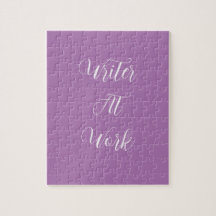 Schrijver op het werk Paarse puzzel