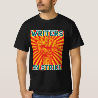 Schrijvers in aantekeningen met rode en gele retro t-shirt