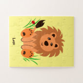 Schudde leeuw in het gras met kinder ladybug legpuzzel (Horizontaal)