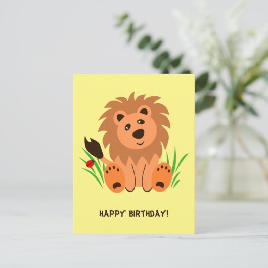 Schudde leeuw in het gras met ladybug briefkaart (Staand voorkant)