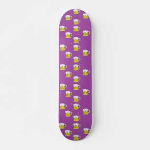 Schuimbierbeker op paars skateboard