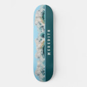Schuimig Cresting Blauw Groen Strand Golven met Na Skateboard (Voorkant)