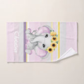 Schuine baby olifant meisje met zonnebloemen roze bad handdoek (Handdoek)